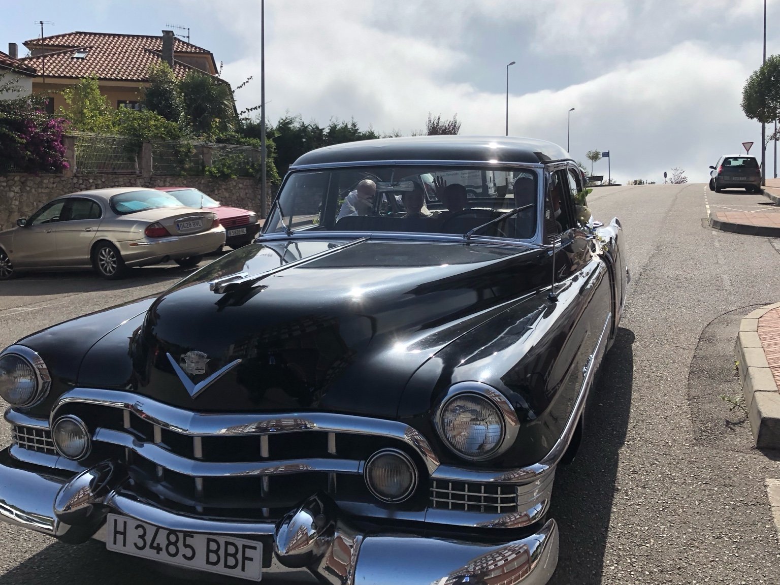 Cadillac clásico años 50 negro con cromados, exterior