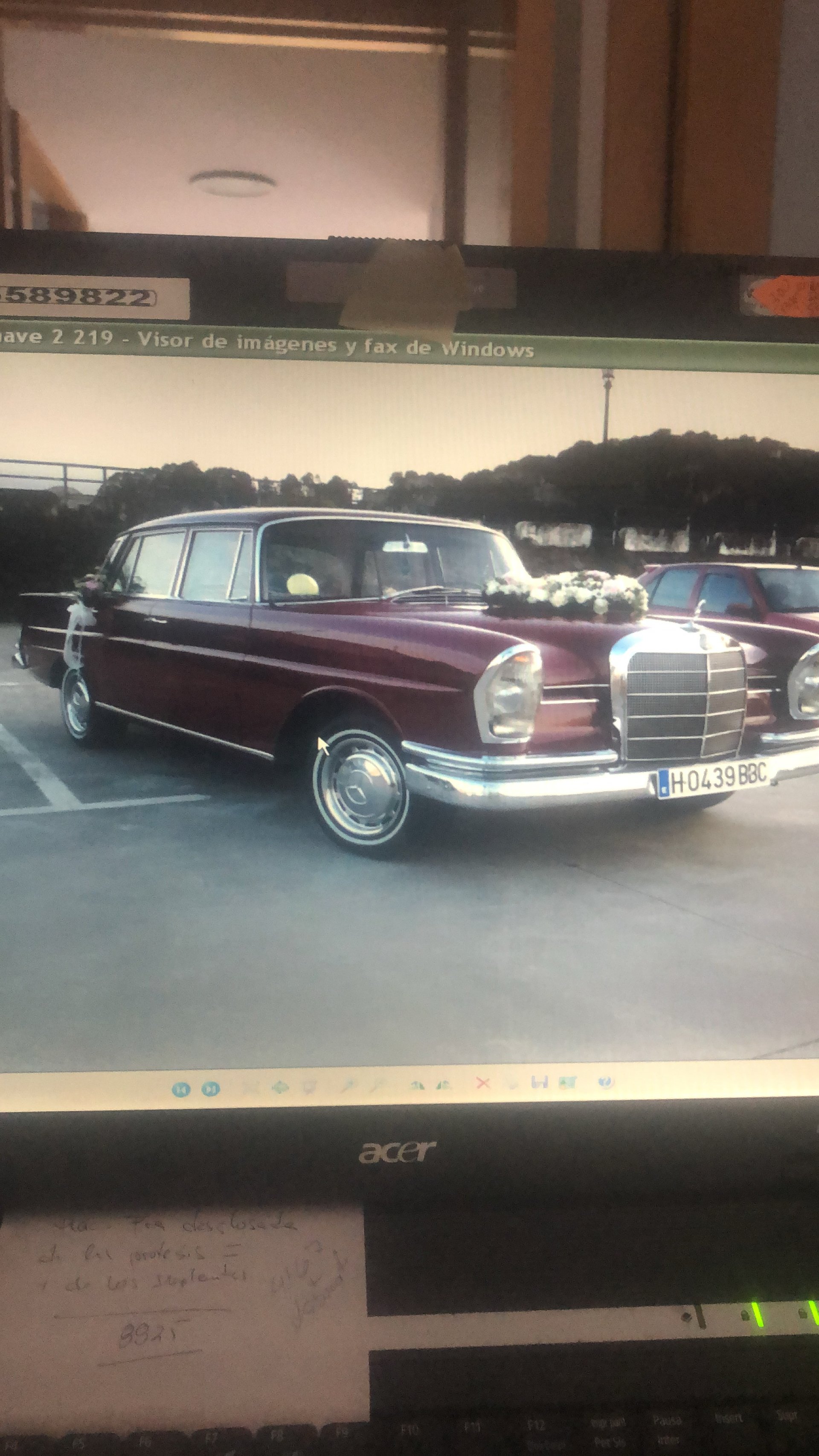 Mercedes-Benz clásico Fintail burdeos, exterior